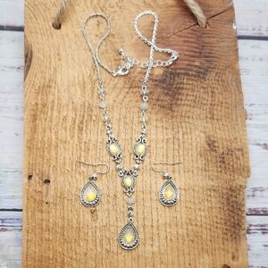 Avon Vintage Yellow Teardrop Silver Tone Necklace Earrings Set